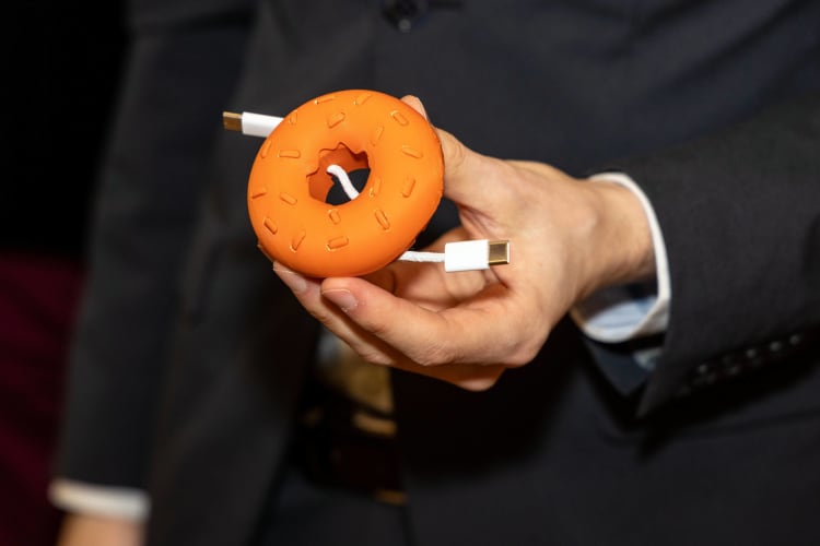 The winning gadget is called “donut-ella” and looks like the world-famous pastry. It is designed to make tangled cables a thing of the past when winding and unwinding USB cables