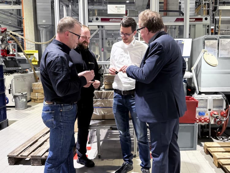 In the team for more flexibility and productivity: Alexander Förtsch, Manuel Rommel and Tobias Büchner from Rauschert and Wolfgang Prütting from WITTMANN BATTENFELD Deutschland (from left to right). Not in the picture: the automation team with Frank Pösel