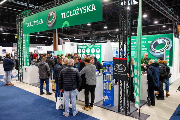 Zwiedzający zapoznający się z ofertą systemów automatyki i utrzymania ruchu na targach w Ptak Warsaw Expo