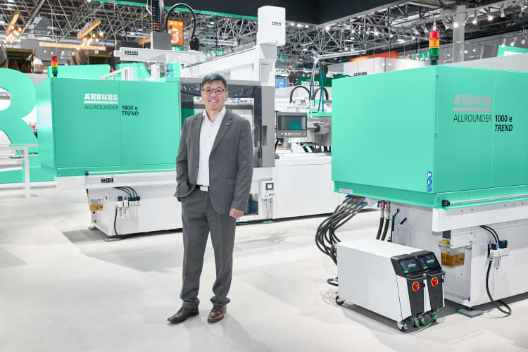 Zhao Tong, dyrektor zarządzający organizacji Arburg w Chinach, z nowymi elektrycznymi wtryskarkami Allrounder Trend, które mają azjatycką premierę na targach Chinaplas 2026.