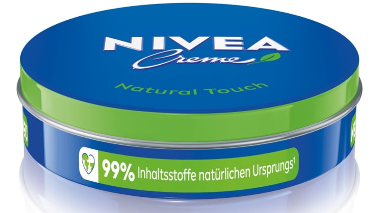 Nowy krem Nivea Creme Natural Touch powstaje ze składników pochodzenia naturalnego, a ikoniczna puszka jest wykonana w 95 procentach z aluminium z recyklingu. Image: Beiersdorf