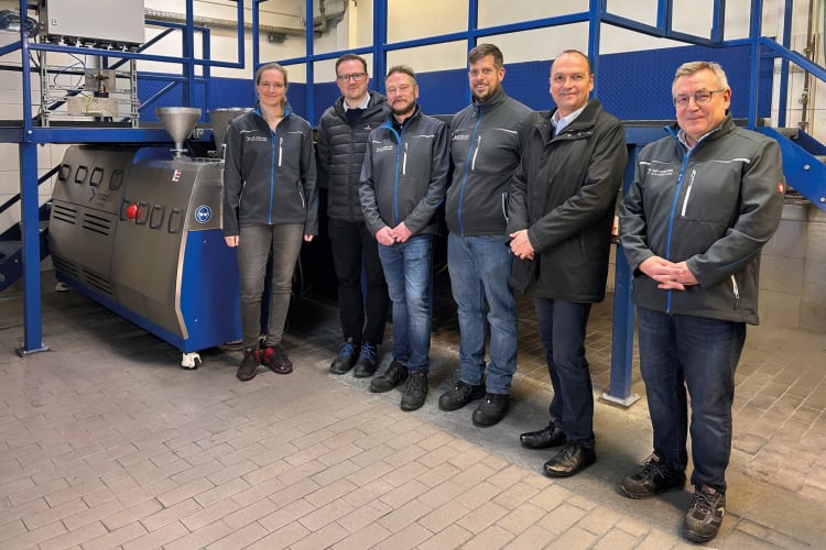 Uczestnicy projektu z AF-Color i Feddem podczas inauguracji zmodyfikowanej linii FED 26 MTS.