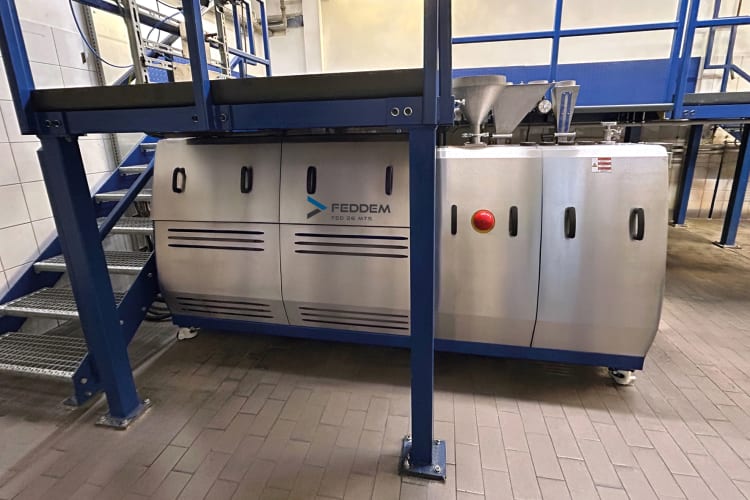 Wytłaczarka FED 26 MTS została dostosowana wysokościowo do nowej platformy roboczej w zakładzie AF-Color, co umożliwia optymalne wykorzystanie przestrzeni.