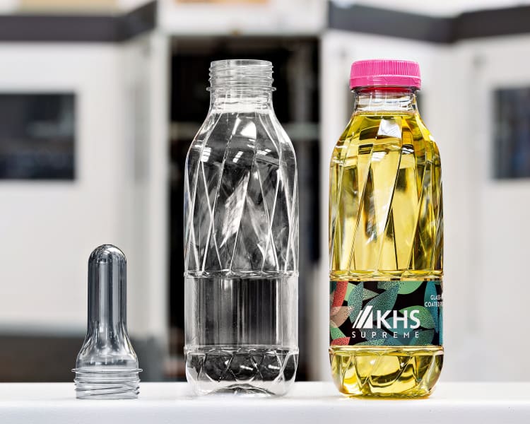 The KHS Supreme PET bottle combines high-quality design with the product protection properties of glass bottles.