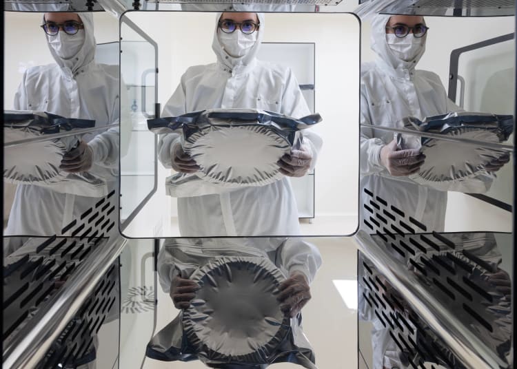 A wafer frame is cleaned after production and packaged in an ISO Class 6 cleanroom – a critical step to ensure maximum cleanliness and process reliability in semiconductor manufacturing.