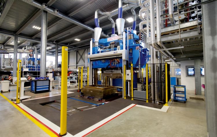 1200-tonowe krótkoskokowe prasy do prasowania kompresyjnego Cannon dla Taylor Engineering & Plastics będą największymi urządzeniami dostarczonymi dotąd przez firmę na rynek brytyjski.