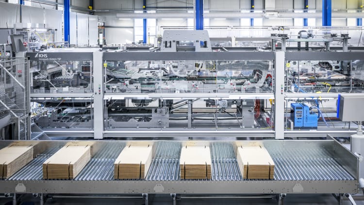 The KHS Innopack Kisters TSP Advanced gives operators maximum flexibility,  packing PET and glass bottles and cans on trays, in film as well as on trays or  pads and film.