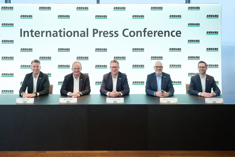 Michael Hehl, Managing Partner and Spokesperson of the Management Board (2. from left) Dr. Volker Nilles, CEO (middle) Guido Frohnhaus, Managing Director Technology & Engineering (4. from left) Steffen Kroner, Managing Director Finance, Controlling, IT an