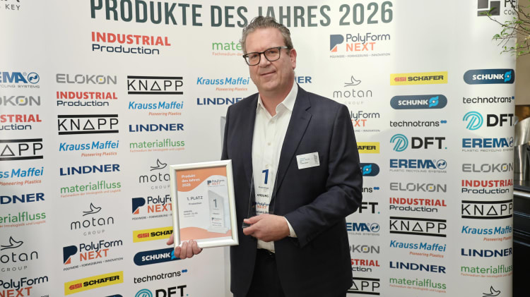Laureat: 5 marca 2026 r. dr Volker Nilles, CEO Arburg, odebrał cztery nagrody „Product of the Year 2026” od niemieckich magazynów branżowych PolyFormNEXT i Industrial Production. Fot. Pelemedia GmbH