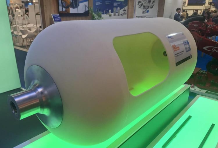 Prototypowy wkład formowany rotacyjnie przez Elkamet z wykorzystaniem Durethan FLX-RTM firmy Envalior. Łatwopłynny związek PA6 umożliwia uzyskanie równomiernej grubości ścianki, integrację elementów przyłączeniowych i wysokie parametry mechaniczne w zastosowaniach magazynowania wodoru.