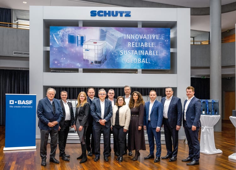 Signing ceremony of the agreement between BASF and Schütz
