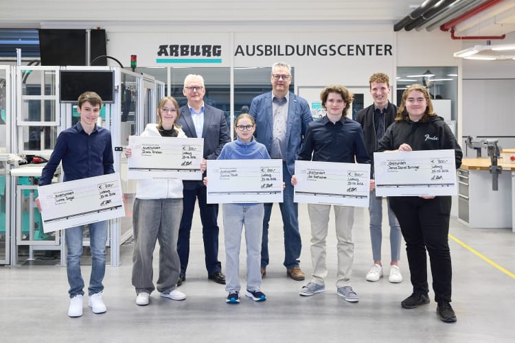 Laureaci Arburg Newcomer Awards 2026: Lucas Sagel, Diana Slizkov, Samira Pfaff, Jan Gretscher i Jonas Daniel Birlinger (pierwszy rząd, od lewej) z nagrodami, wraz ze Stefanem Beckiem, wiceprezesem Arburg ds. globalnych zasobów ludzkich.