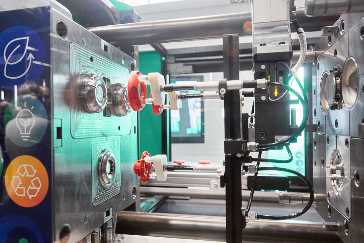 Nowa elektryczna wtryskarka Allrounder 1000e Trend będzie podczas targów Plast 2026 produkować produkt Donut-ella – zwijacz przewodu USB.