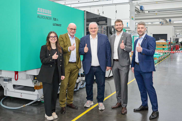 New network partners in front of an electric Allrounder 720 A producing thin-wall IML containers (from left): Katharina Schwab (international marketing) and Dr Christoph Schumacher (Vice President Global Marketing) from Arburg with Nijaz Husidic from TWPA