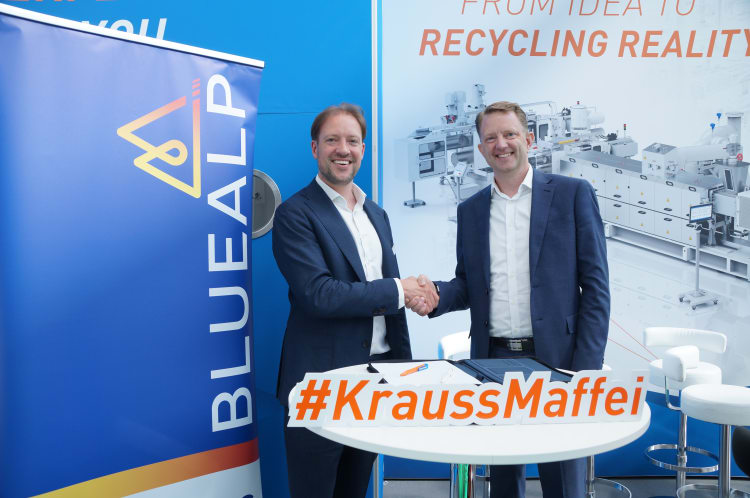 Signing the partnership at PRSE in Amsterdam: Valentijn de Neve, CEO of BlueAlp, and Ralf Benack, Managing Director of KraussMaffei Extrusion (from left)