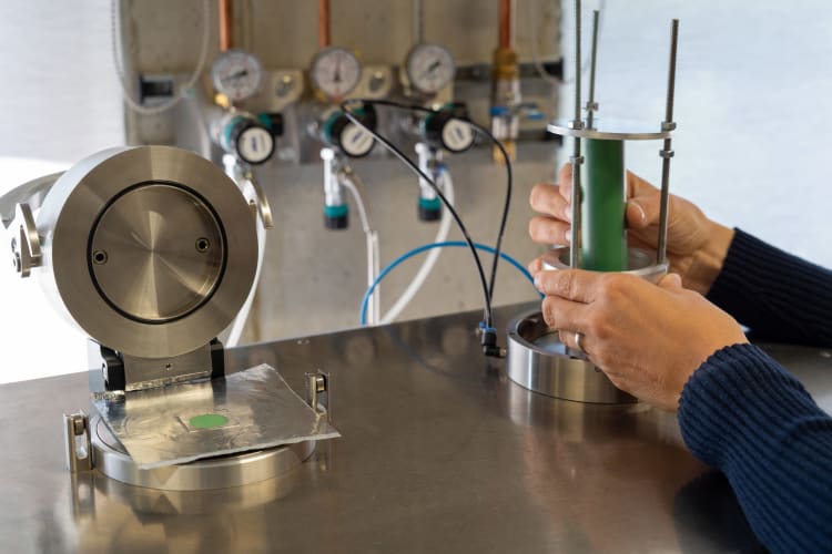 Measuring system for the rapid helium test, which can be used to determine gas permeability using helium on both flat samples (left) and pipe sections (right).