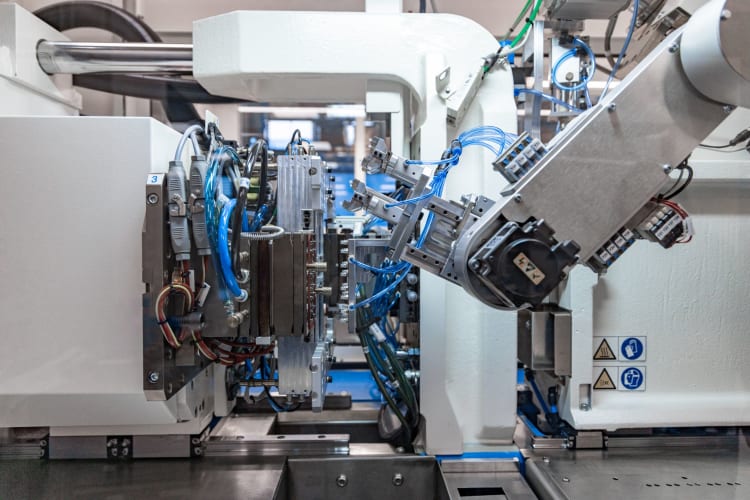 MicroPower oferuje dużą swobodę automatyzacji. Oprócz zintegrowanego pionowo robota Scara można przez interfejsy integrować także rozwiązania opracowane przez klientów