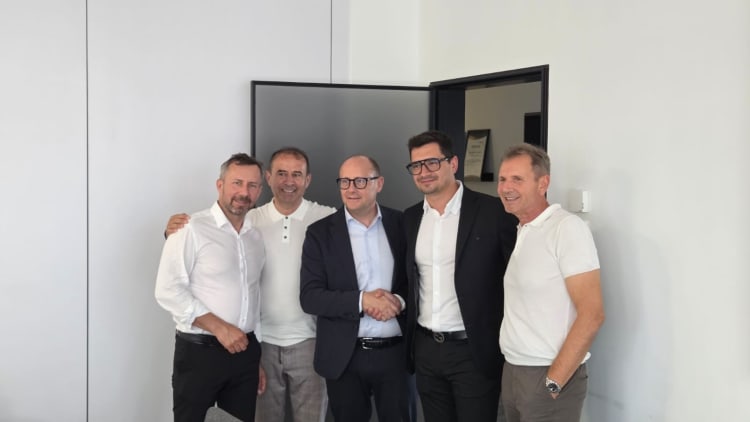 Dyrektor generalny Aliplast, Michele Petrone, w centrum, z założycielami Kronos Polymer oraz dyrektorem zakupów Aliplast, Roberto Rupolo, pierwszy z prawej.