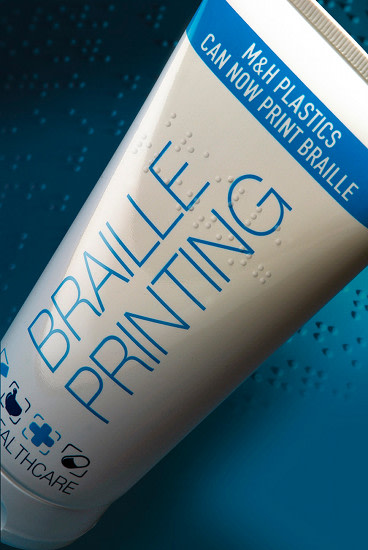 Opakowanie firmy M&H Plastics z opisem w języku Braille`a