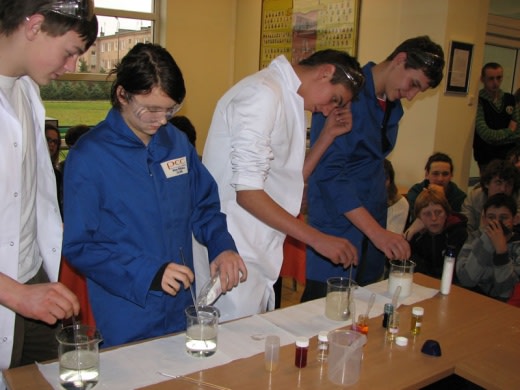 doświadczenie wykonywane w ramach zajęć odbywających się w ChemiParku Technologicznym w Brzegu Dolnym