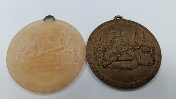 medal z żywicy i medla z brązu