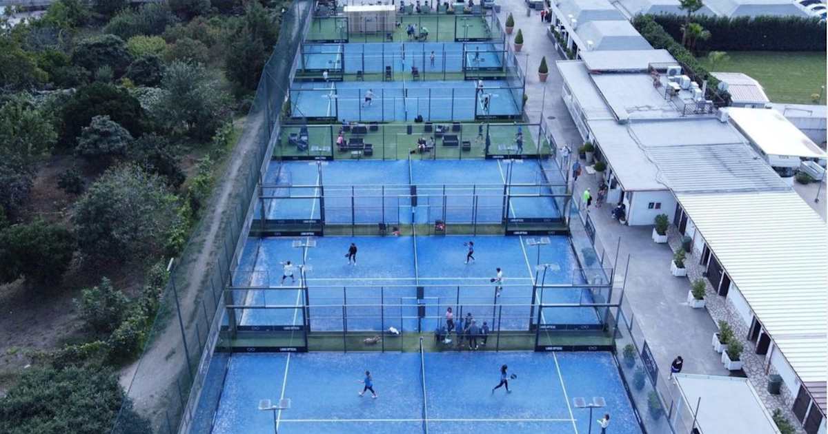 Padel court at Azul Padel, Napoli