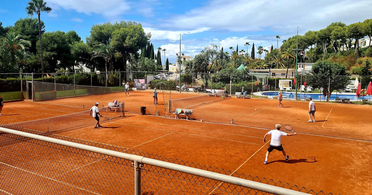 Cancha de pádel en Miraflores Tennis Club, Mijas
