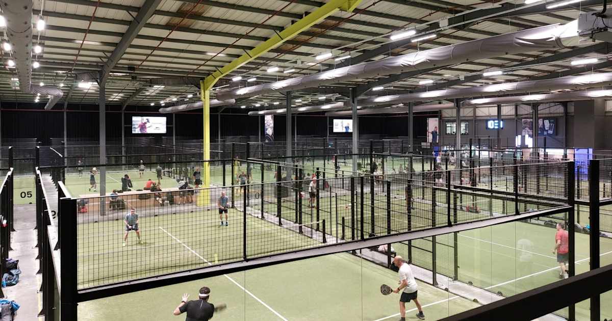 Cancha de pádel en Rocket Padel Bristol, Bristol