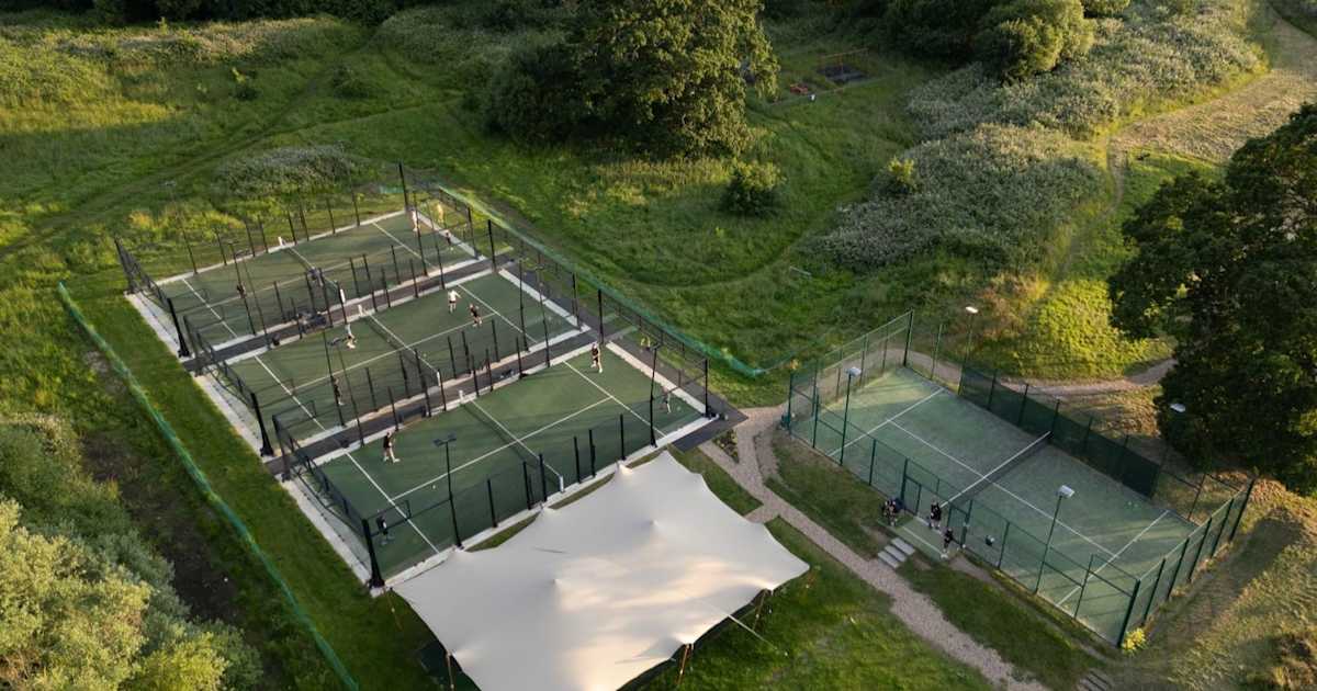 Cancha de pádel en Ezeepadel Weybridge, Weybridge