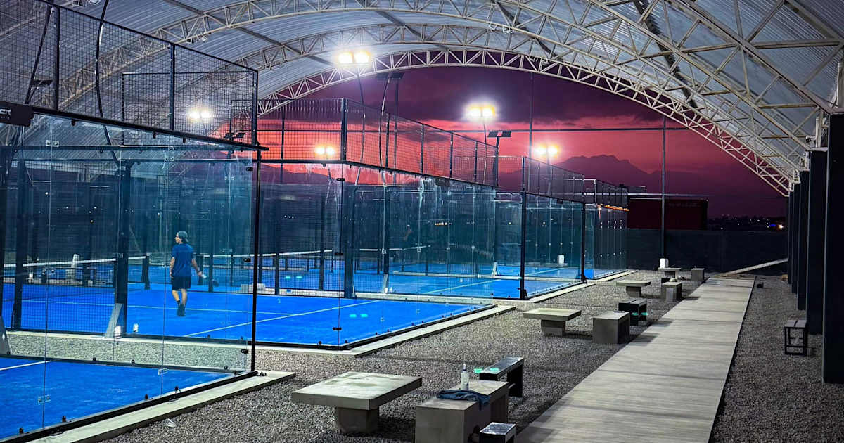 Padel court at 40/30 Padel Club, Puebla de Zaragoza