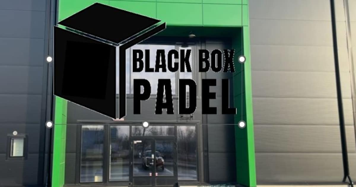 Cancha de pádel en Black Box Padel, Pori
