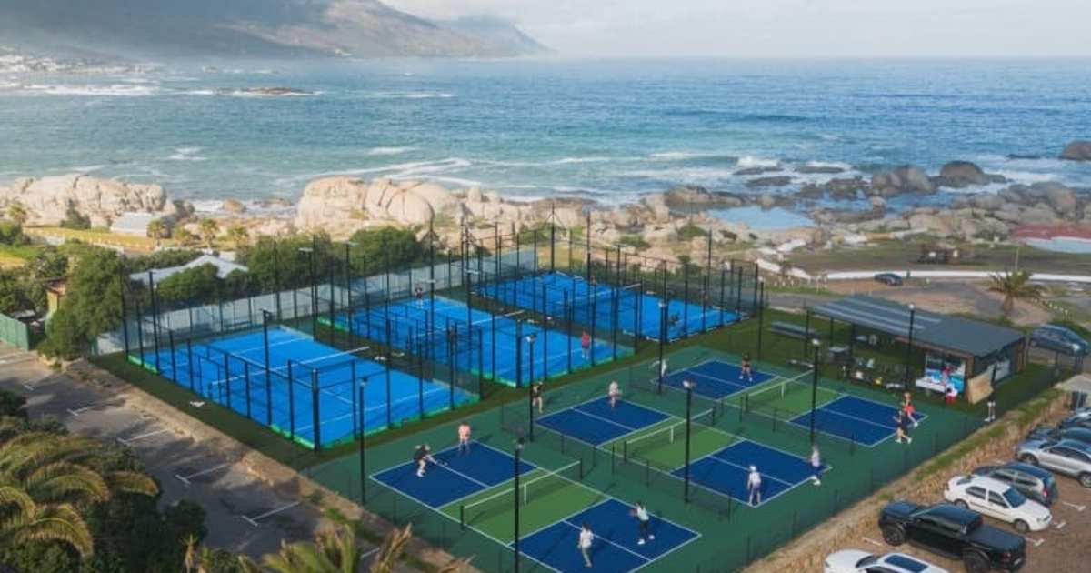 Cancha de pádel en The Glen Virgin Active Padel Club, Cape Town