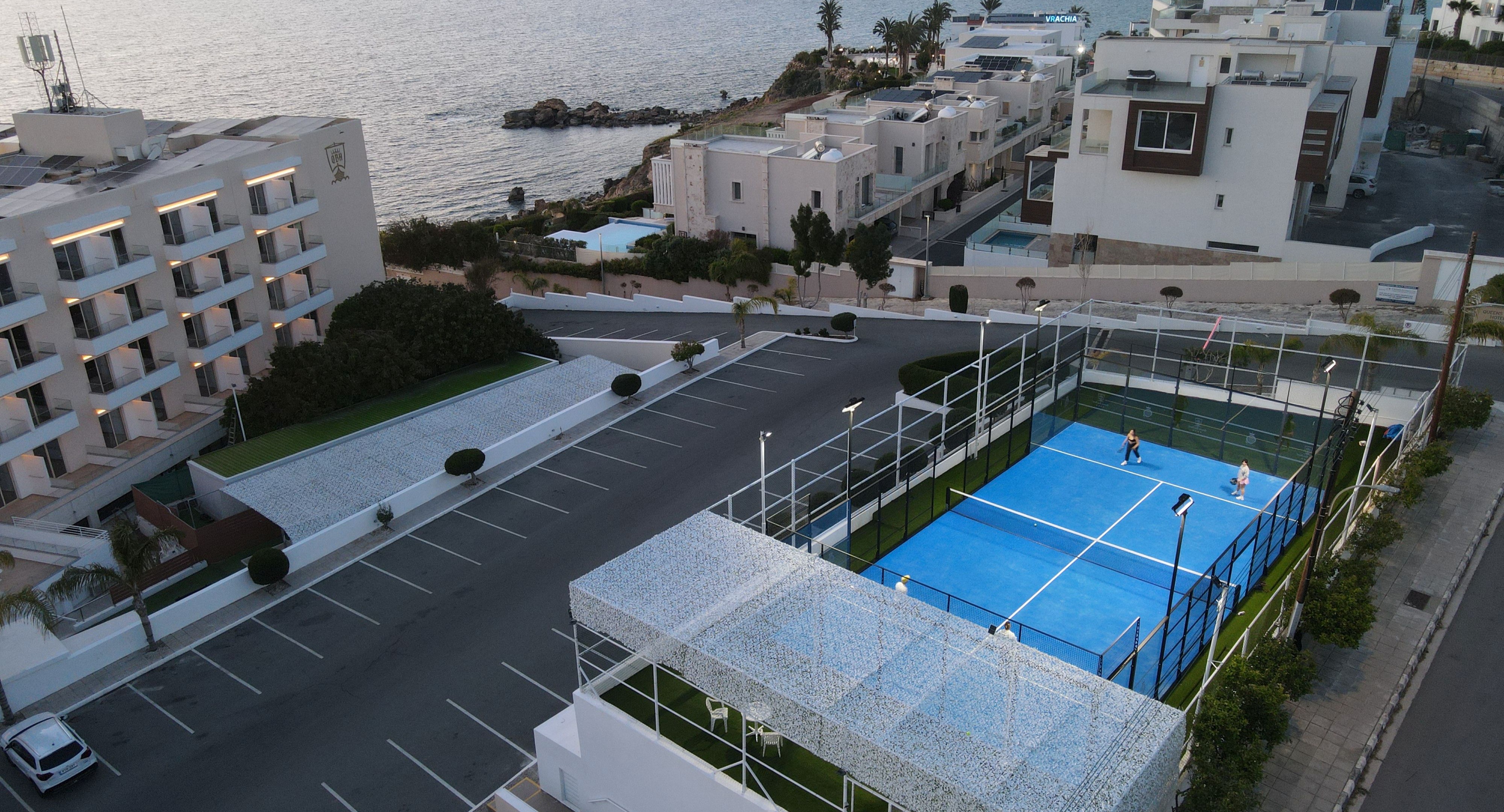 Queen's Bay Hotel - Padel by the Sea padel courts