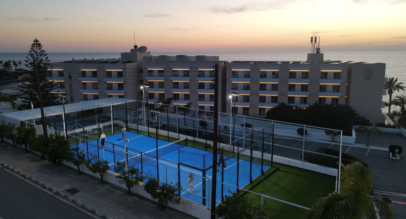 Queen's Bay Hotel - Padel by the Sea padel courts