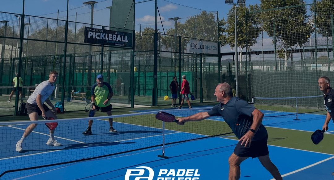 Club Delfos padel courts