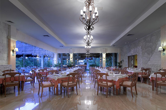 Grand Palladium Colonial Resort & Spa