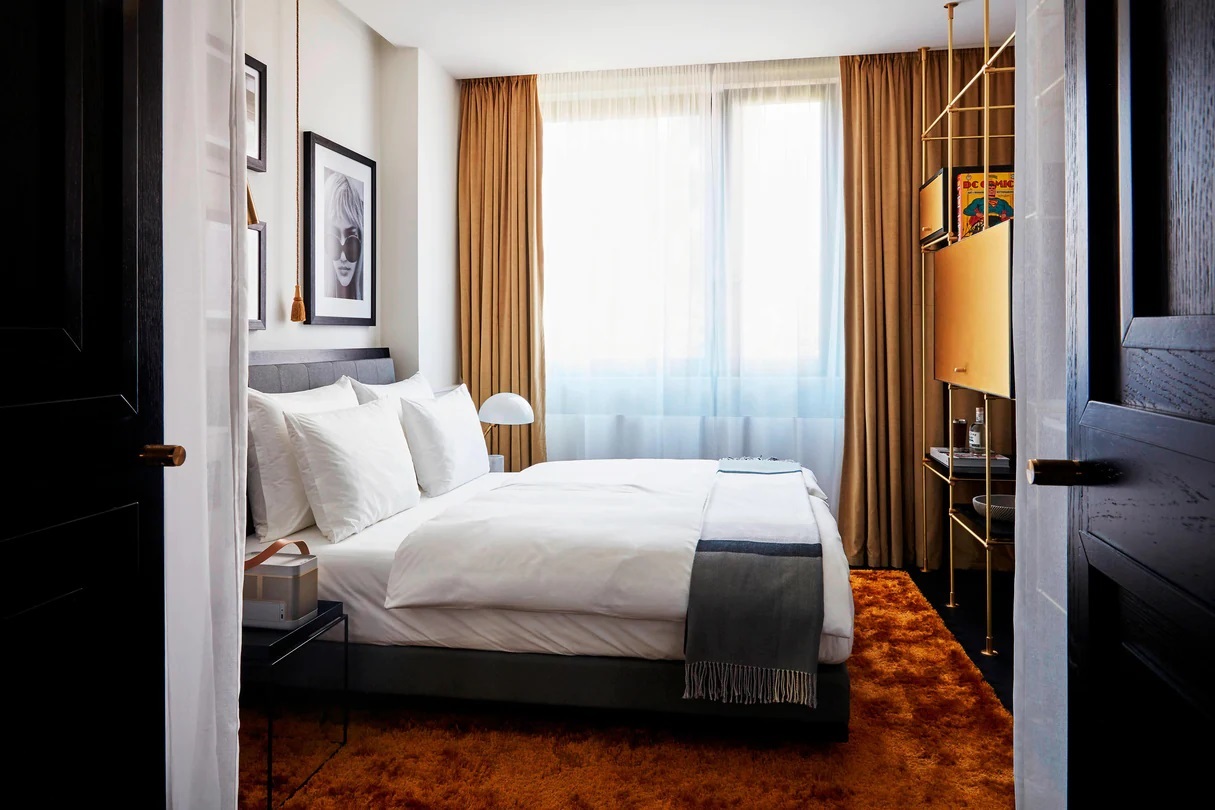 Roomers Munich, Autograph Collection