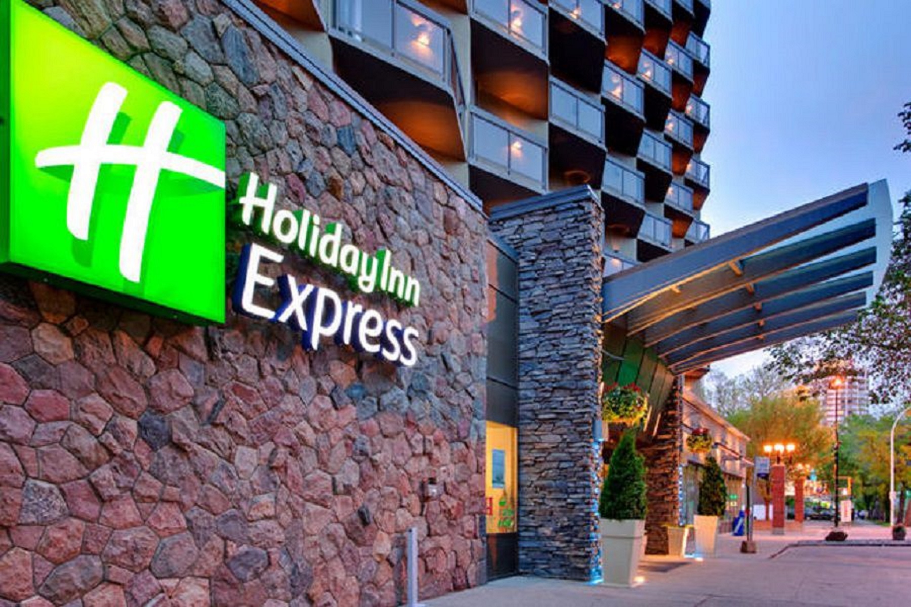 Holiday Inn Express Edmonton Downtown | Pleasant Holidays