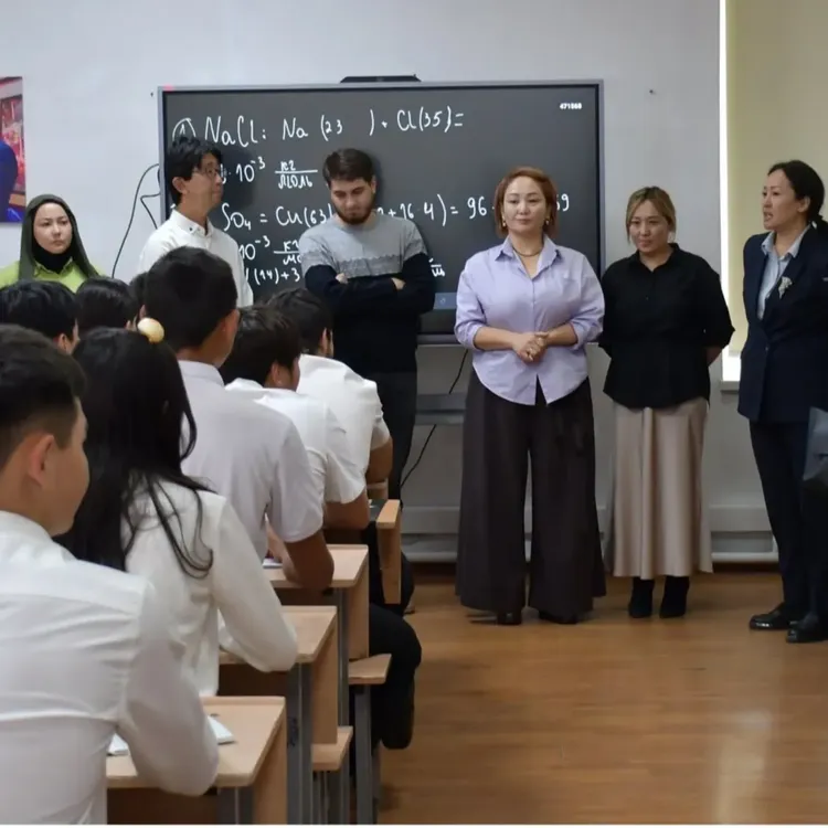 Today, October 14, Deputy Minister of Education of the Kyrgyz Republic Lira Samykbaeva got acquainted with the process of introducing the electronic system "E-Kundoluk" in our lyceum.
