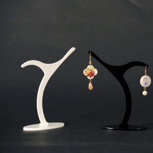 Espositore per orecchini in plastica nera: Lyre Design Jewelry