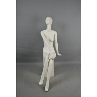 Manichino donna seduta ,testa semistilizzata
