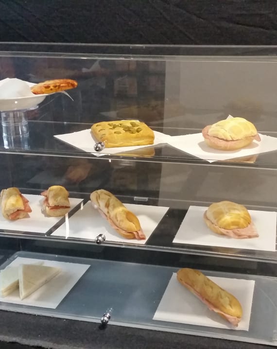 DISPLAY FOR SANDWICH/CROISSANT/CAKE