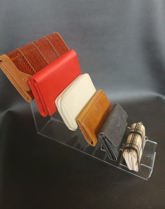 ESPOSITORE PER POCHETTE-PORTAFOGLI IN PLEX 6 POSTI