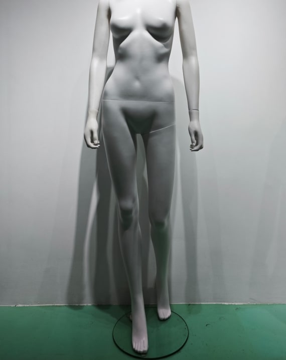 Manichino donna in plastica bianco, base in vetro attacco al polpaccio