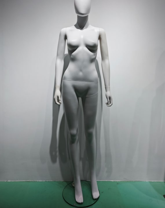 Manichino donna in plastica bianco, base in vetro attacco polpaccio
