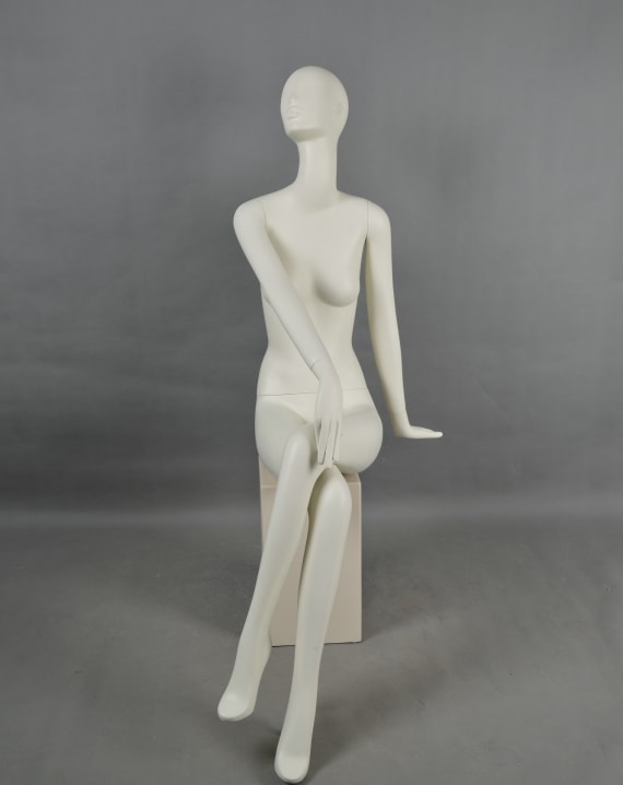 Manichino donna seduta ,testa semistilizzata