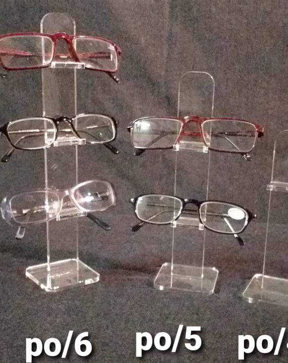 Plexiglass display for glasses