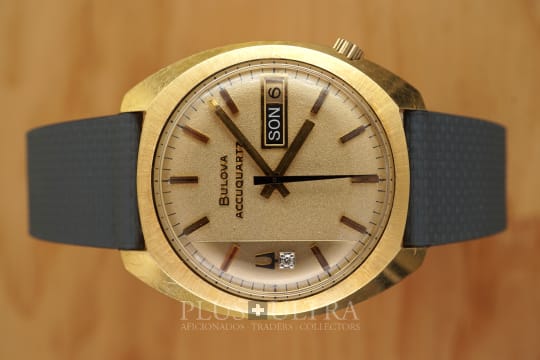 Bulova AccuQuartz: Important Quartz under Sand-Dial in 18K
