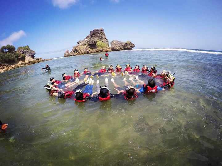 snorkeling tour with your friends
