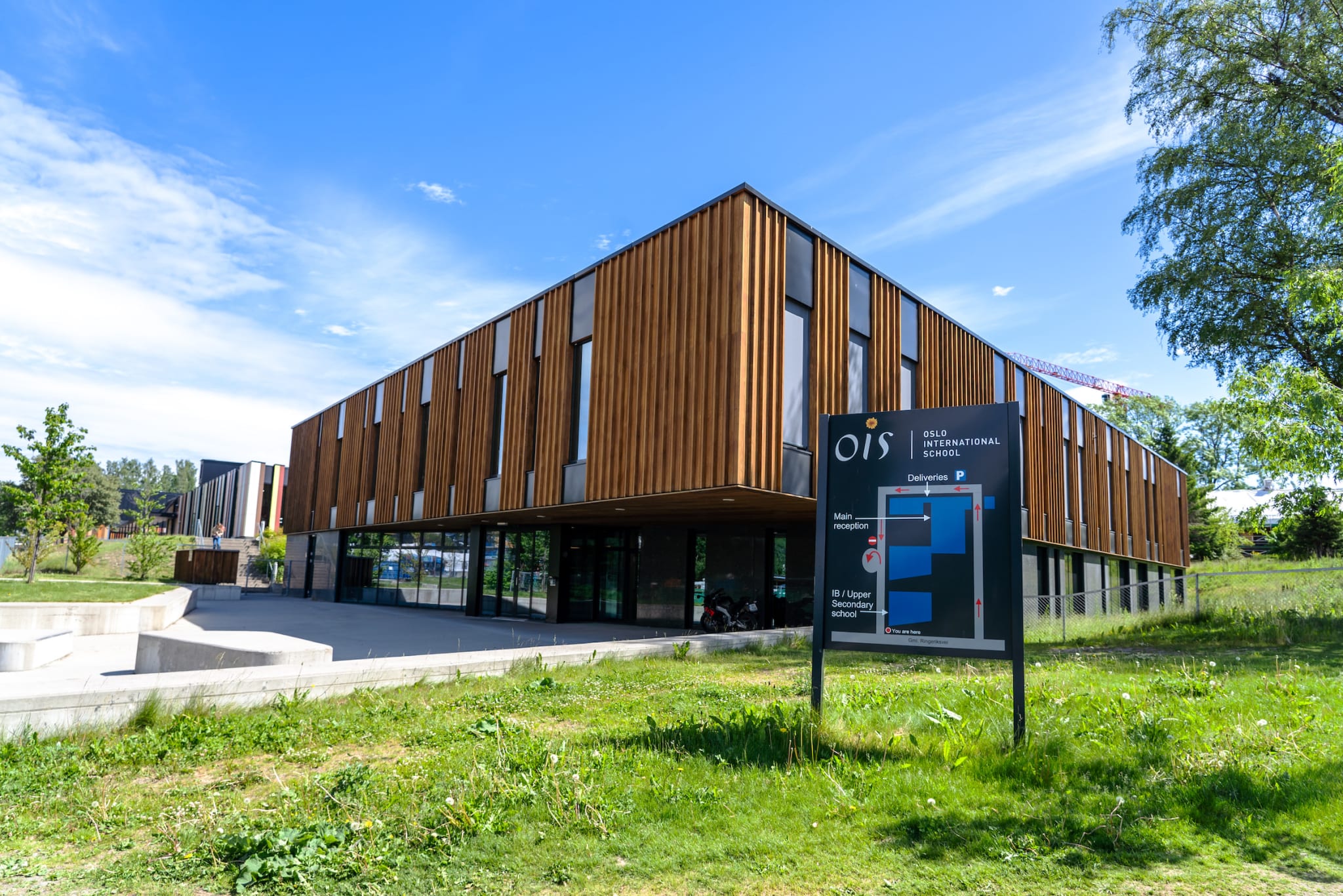 Bekkestua har et rikt og variert tilbud av barnehager og skoler i alle trinn. Blant andre Oslo International School, Nadderud vgs., og Ringstabekk skole.